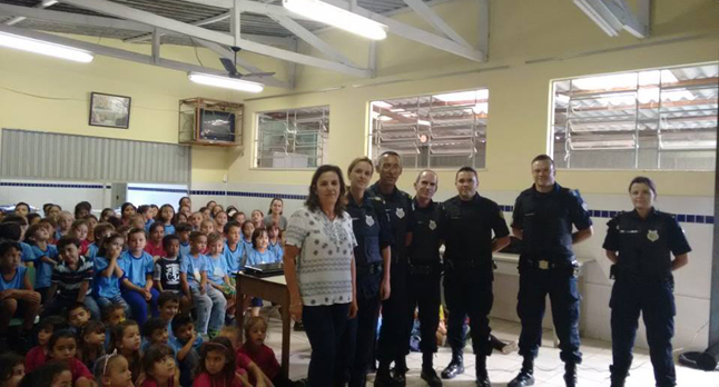 Representantes da Patrulha Escolar de Itajubá conheceram serviço prestado em Barbacena